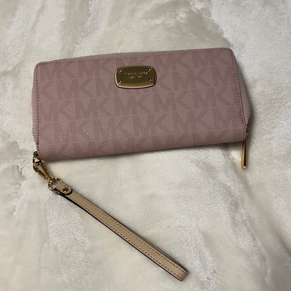 Perfect Traveling Michael Kors Wristlet!